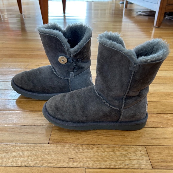 Ugg Bailey Button Short Boot - Picture 3 of 7